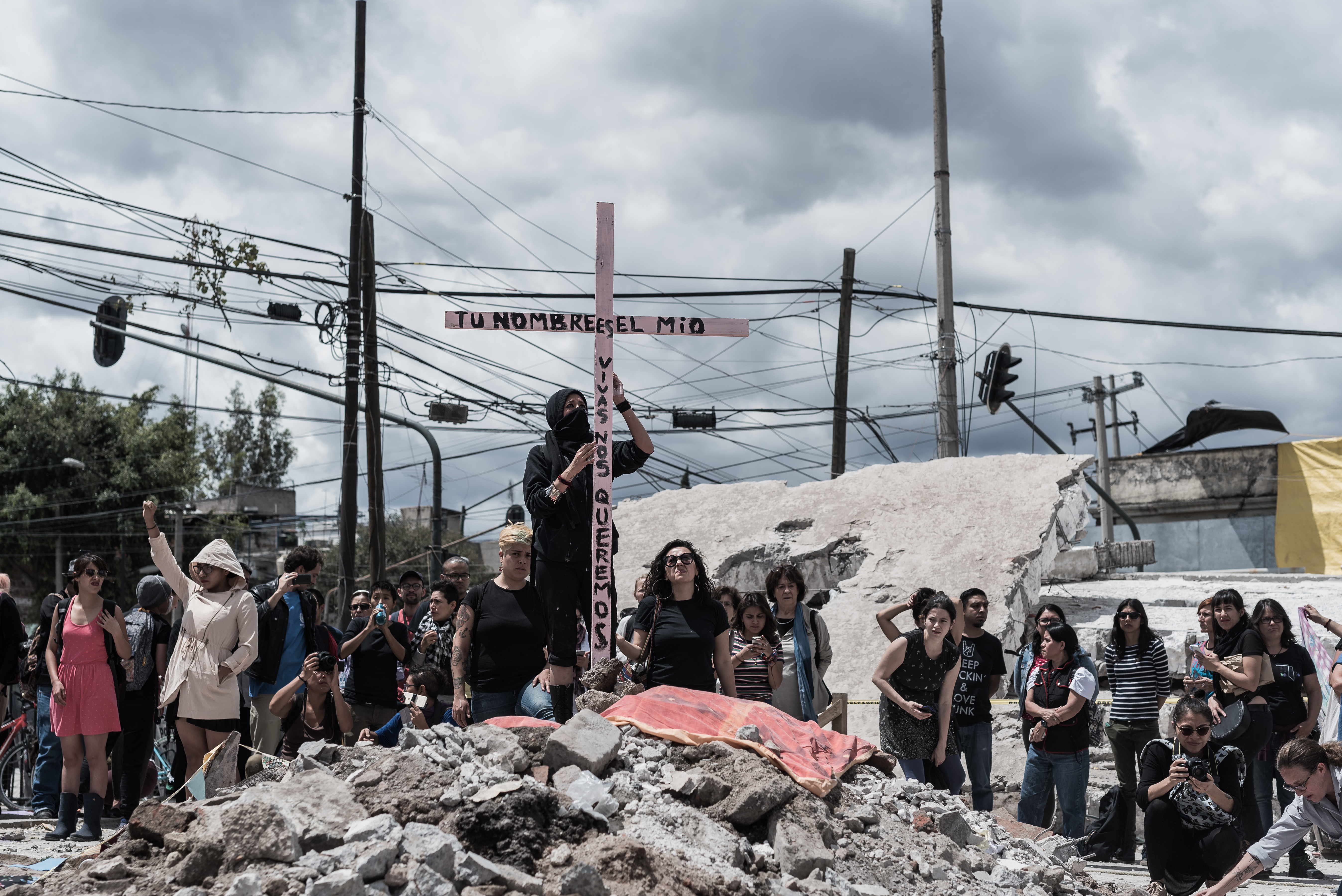 Fotos del memorial a las mujeres fallecidas en la textilería de la colonia Obrera