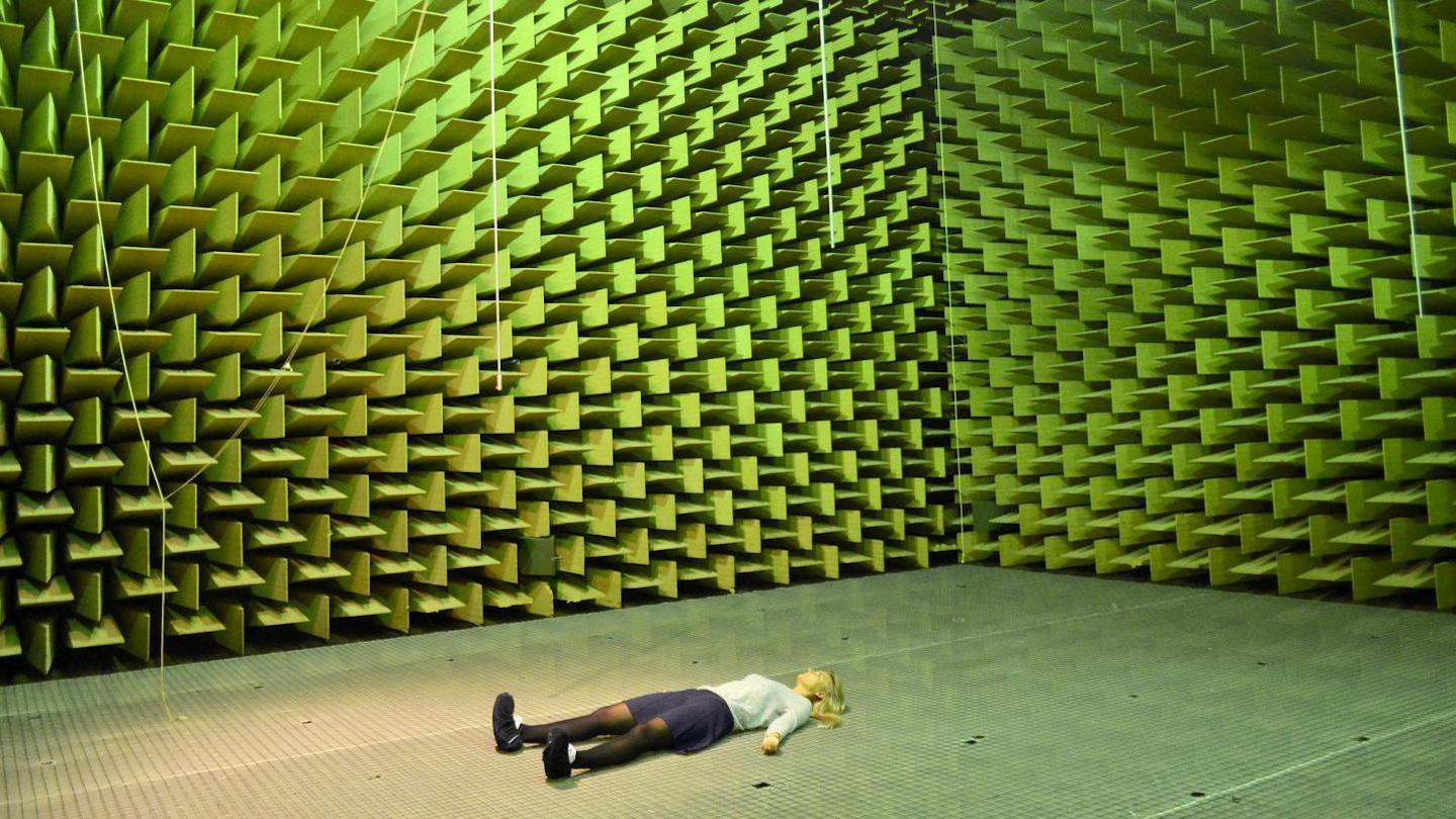 Ik sloot mezelf op in een geluiddichte kamer om te zien hoe lang ik