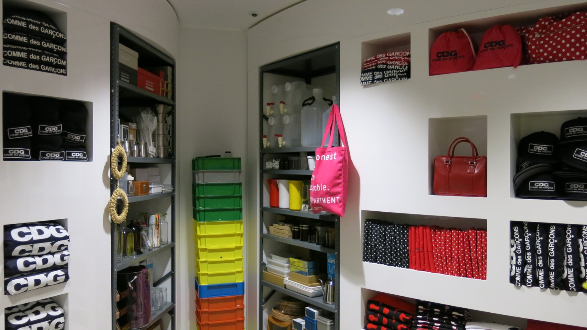 【正規通販】 GOOD DESIGN SHOP COMME des GARCONS その他 MoMA vs. Dover Street Market: Battle of the Fashion Souvenir Shops