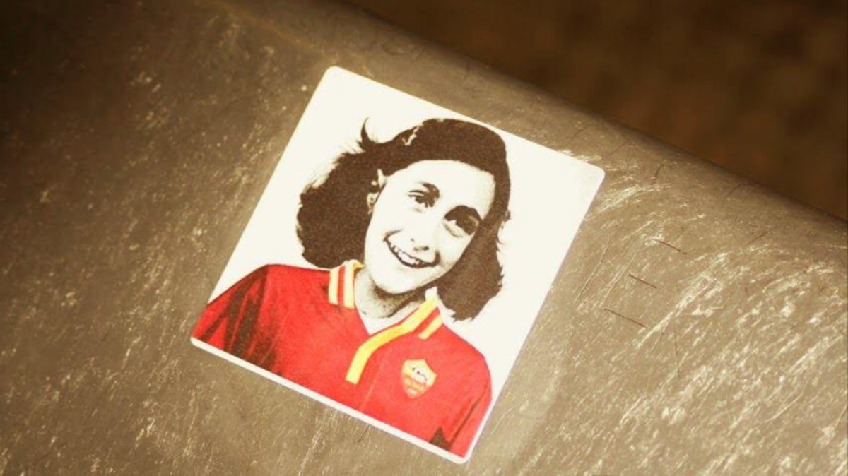 La lunga storia dietro gli adesivi di Anna Frank con la maglia della Roma