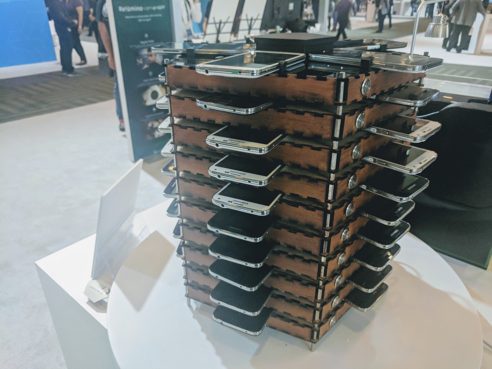 Samsung Made A Bitcoin Mining Rig Out Of 40 Old Galaxy S5s !   Vice - 
