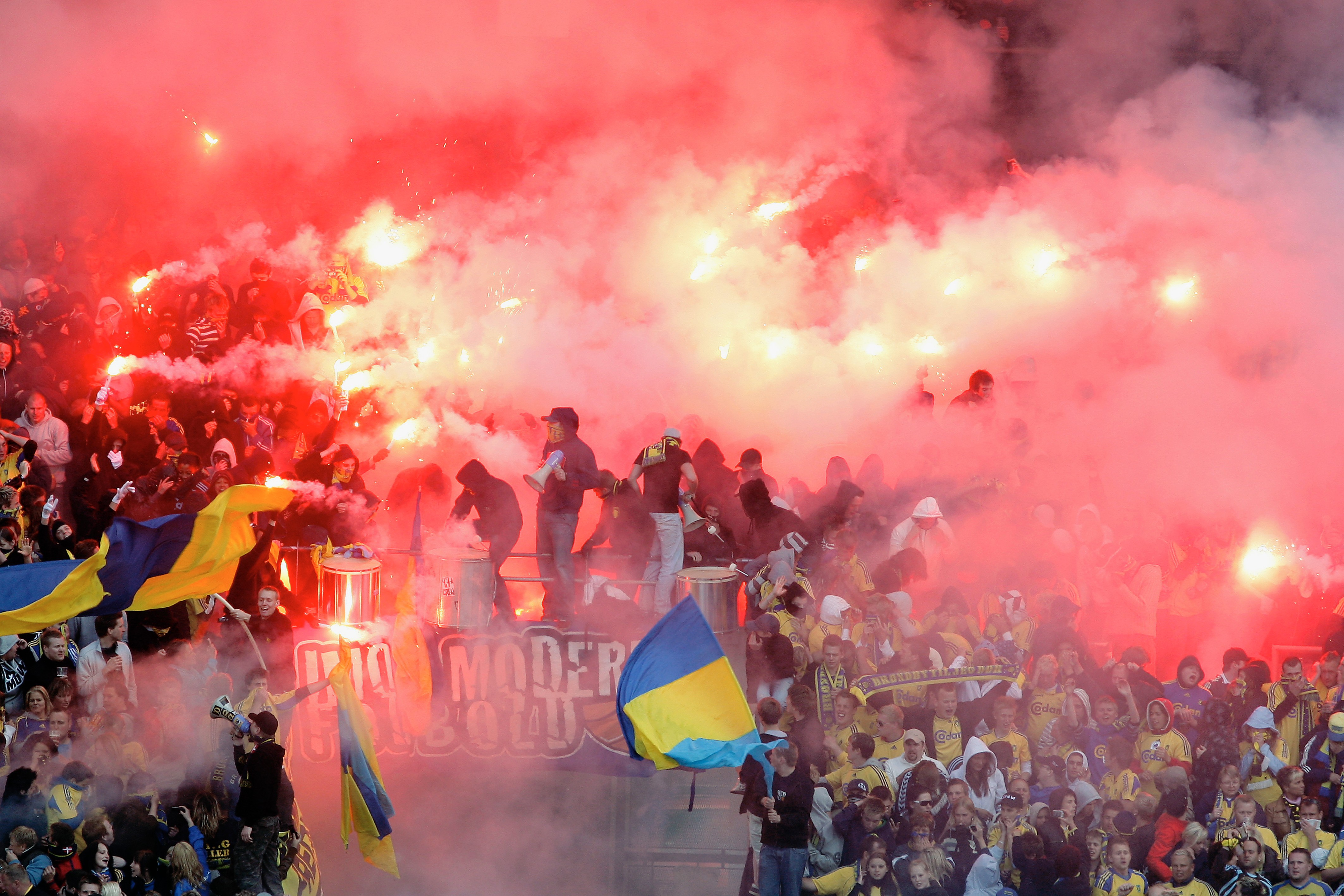 En kort af alle de Brøndbys og FCK's fans er gået amok på hinanden på stadion