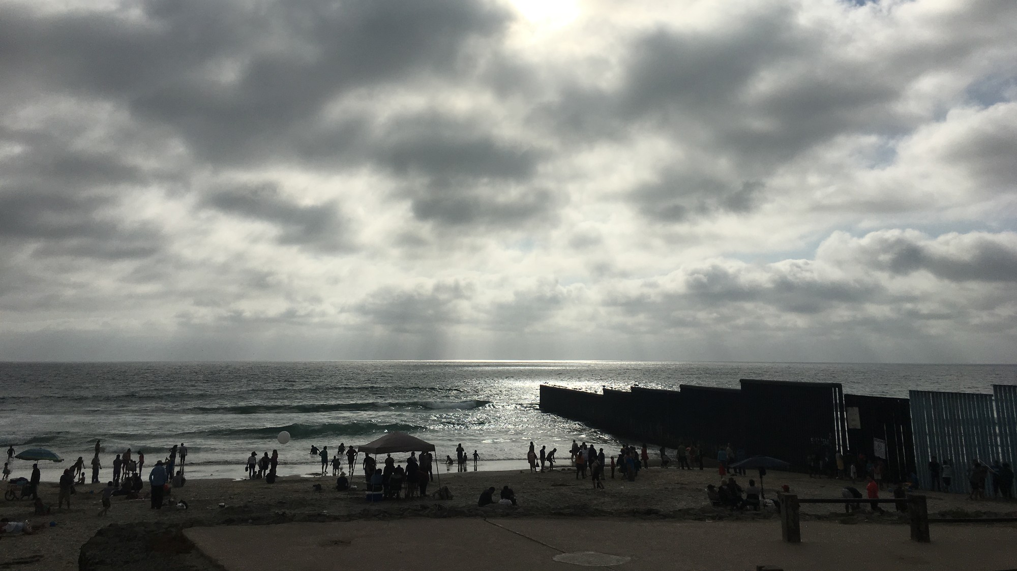Historias De La Frontera El Muro De Las Playas De Tijuana Vice