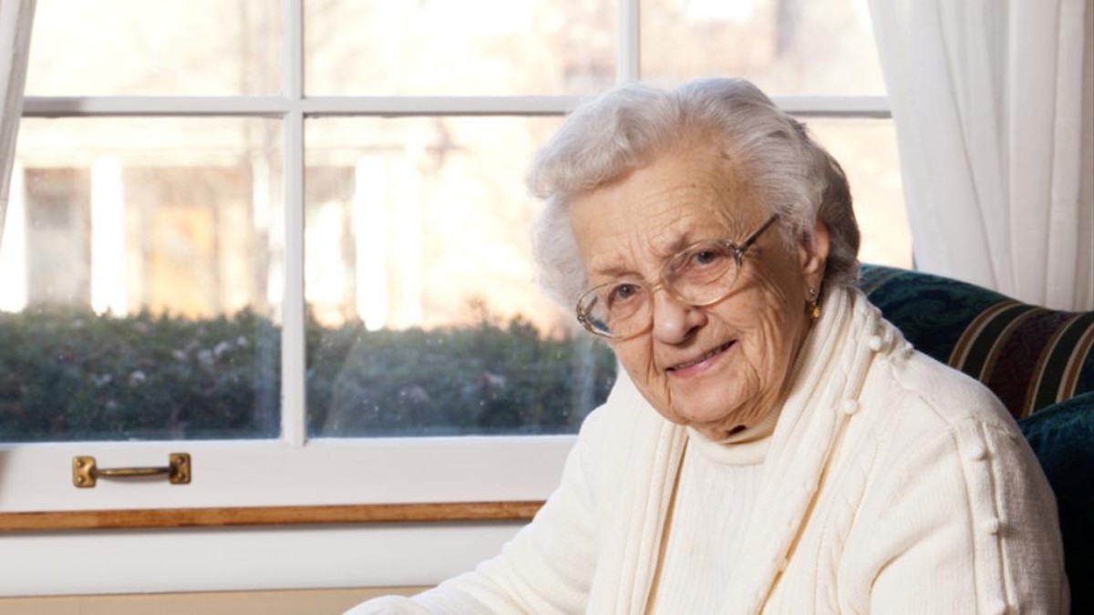 Foto einer älteren Frau, die lacht