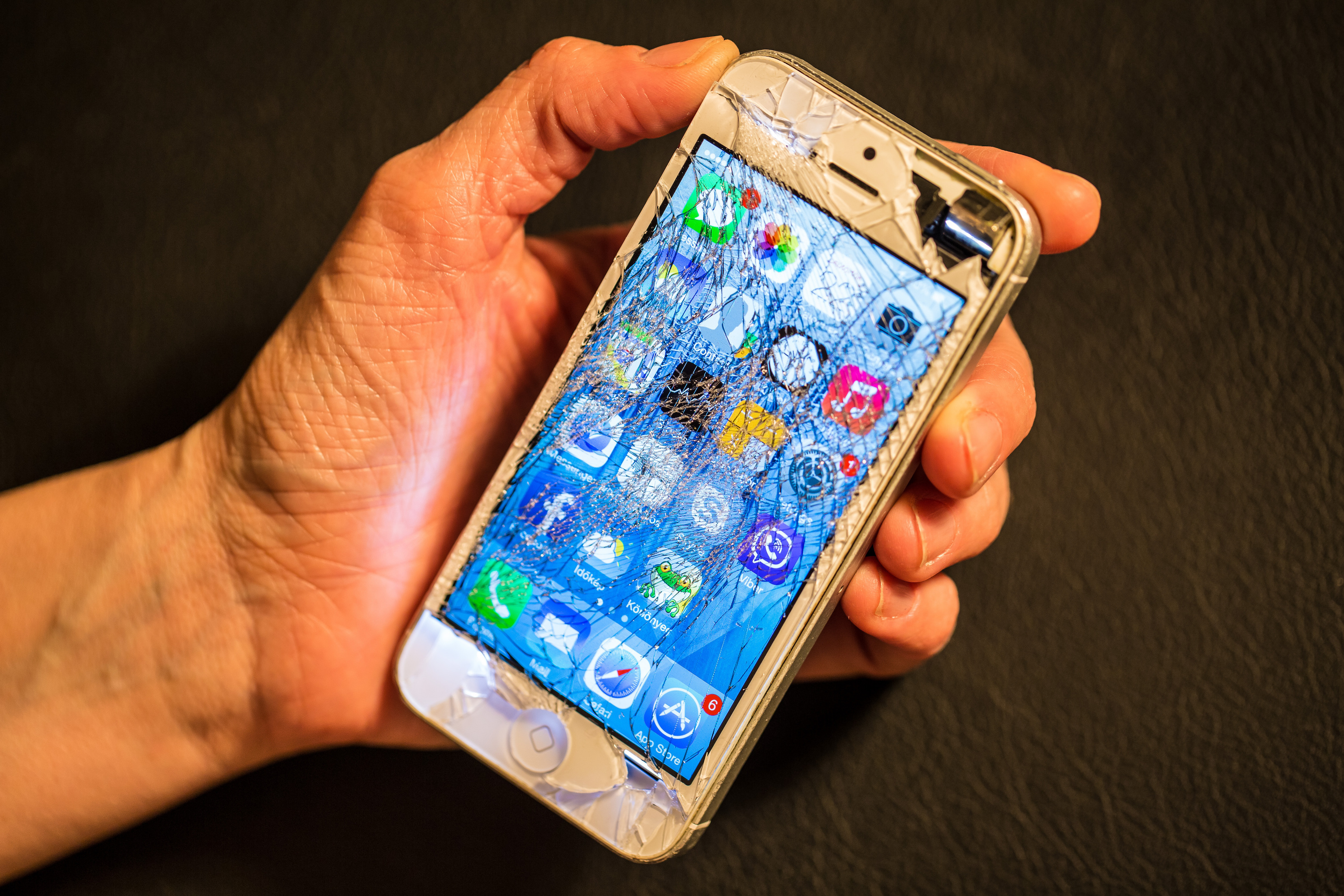 Iphone security. Разбитый iphone 13. Картинки айфонов всех марок.