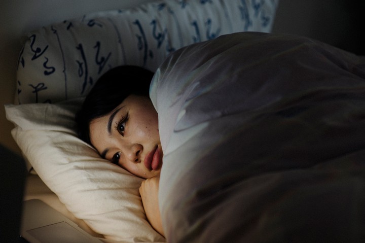 El solitario ritual de ver televisión antes de dormir