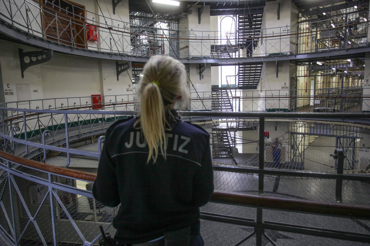 10 Fragen an eine Justizvollzugsbeamte, die du dich niemals trauen