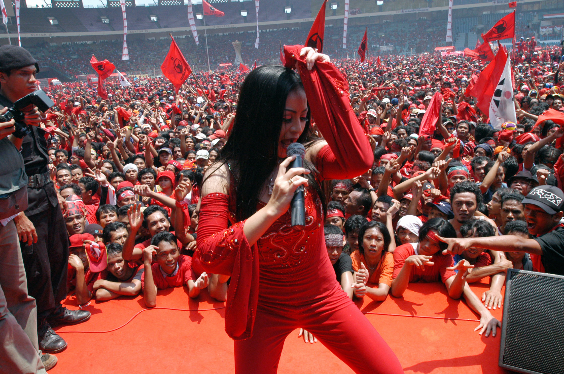Political Hopefuls Catch Dangdut Fever as Massive Regional Elections Loom