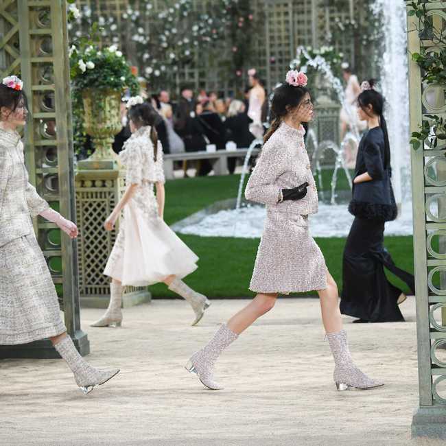 At Chanel Couture: Did Karl Lagerfeld Just Kill the It-Bag? - GARAGE