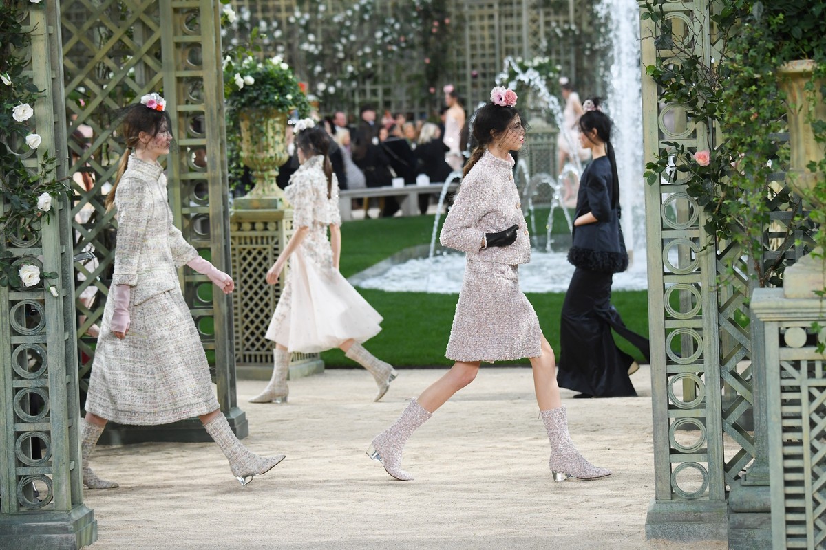 Karl Lagerfeld Ditches Wild Chanel Sets For a Couture-Style Fashion Show -  Racked