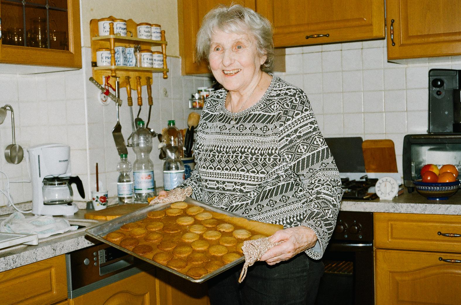 Печена бабка. Бабушка печет печенье. Бабка с печеньем. Бабушка и пироги. Бабушка печет пирожки.