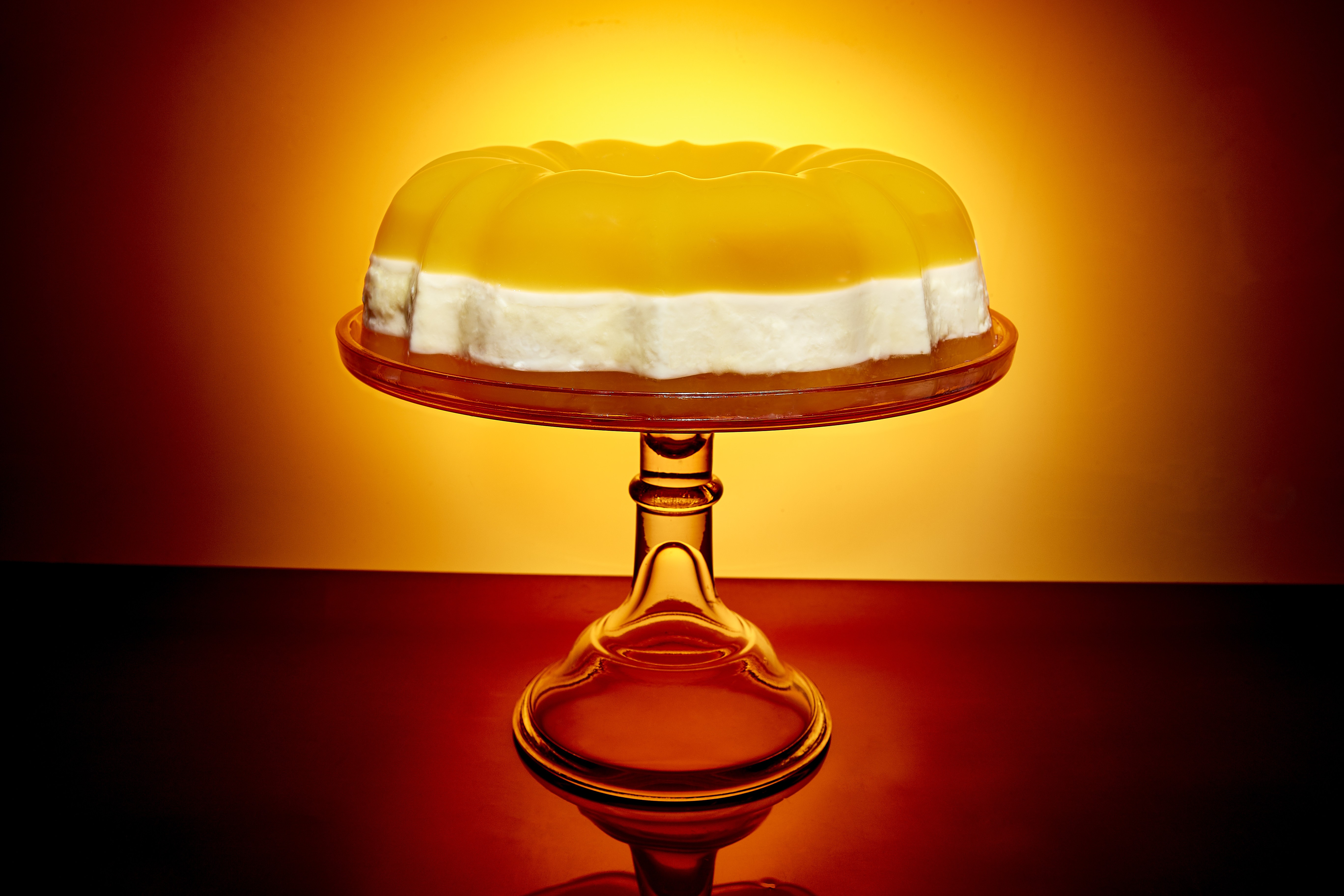 https://video-images.vice.com/articles/5a6f5abb462eb35c33666a83/lede/1517258324536-creamsicle-jello-mold-recipe.jpeg?crop=1xw:0.84375xh;center,center