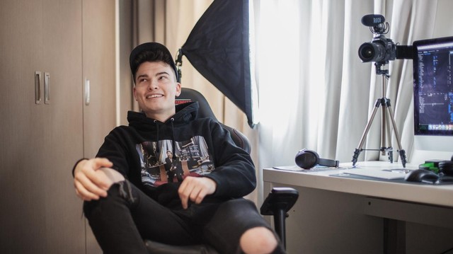 Kehidupan Penuh Rasa Kesepian Seorang Youtuber Profesional