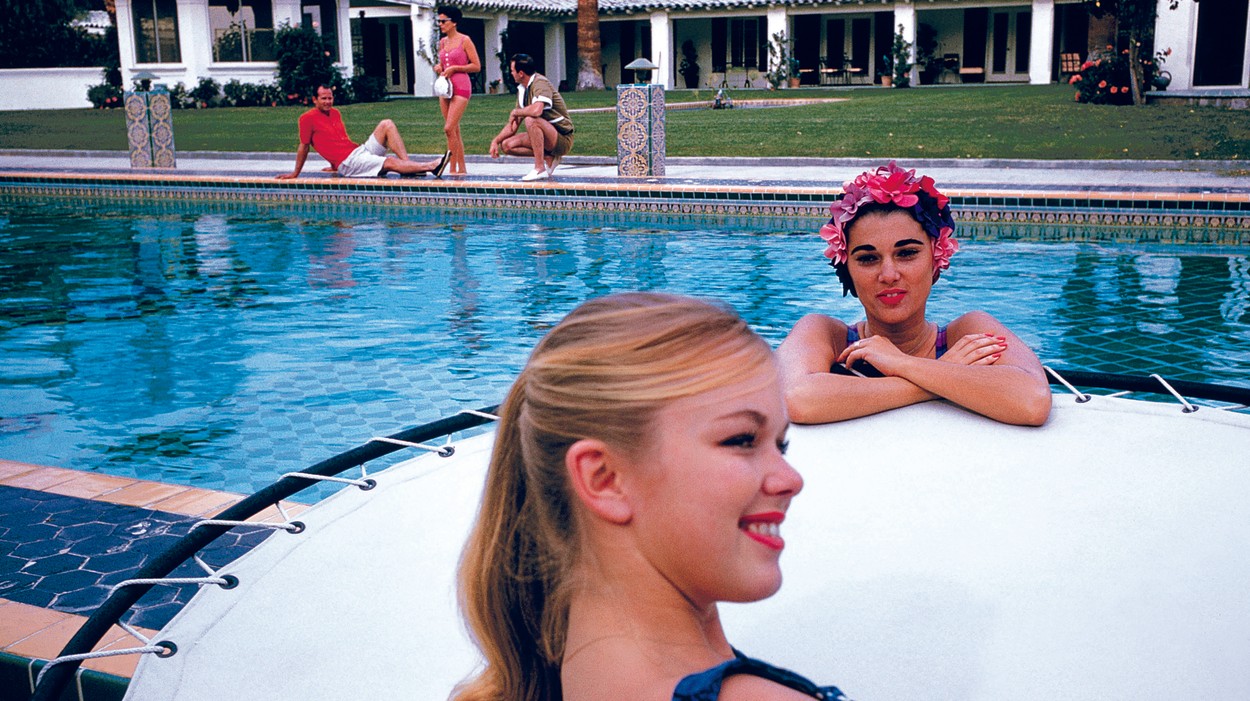 1520349404828-Robert-Doisneau-Swimming-pool-1960-c-Robert-Doisneau-copie.jpeg?crop=1xw%3A0.8313xh%3B0xw%2C0.0753xh&resize=1250%3A*