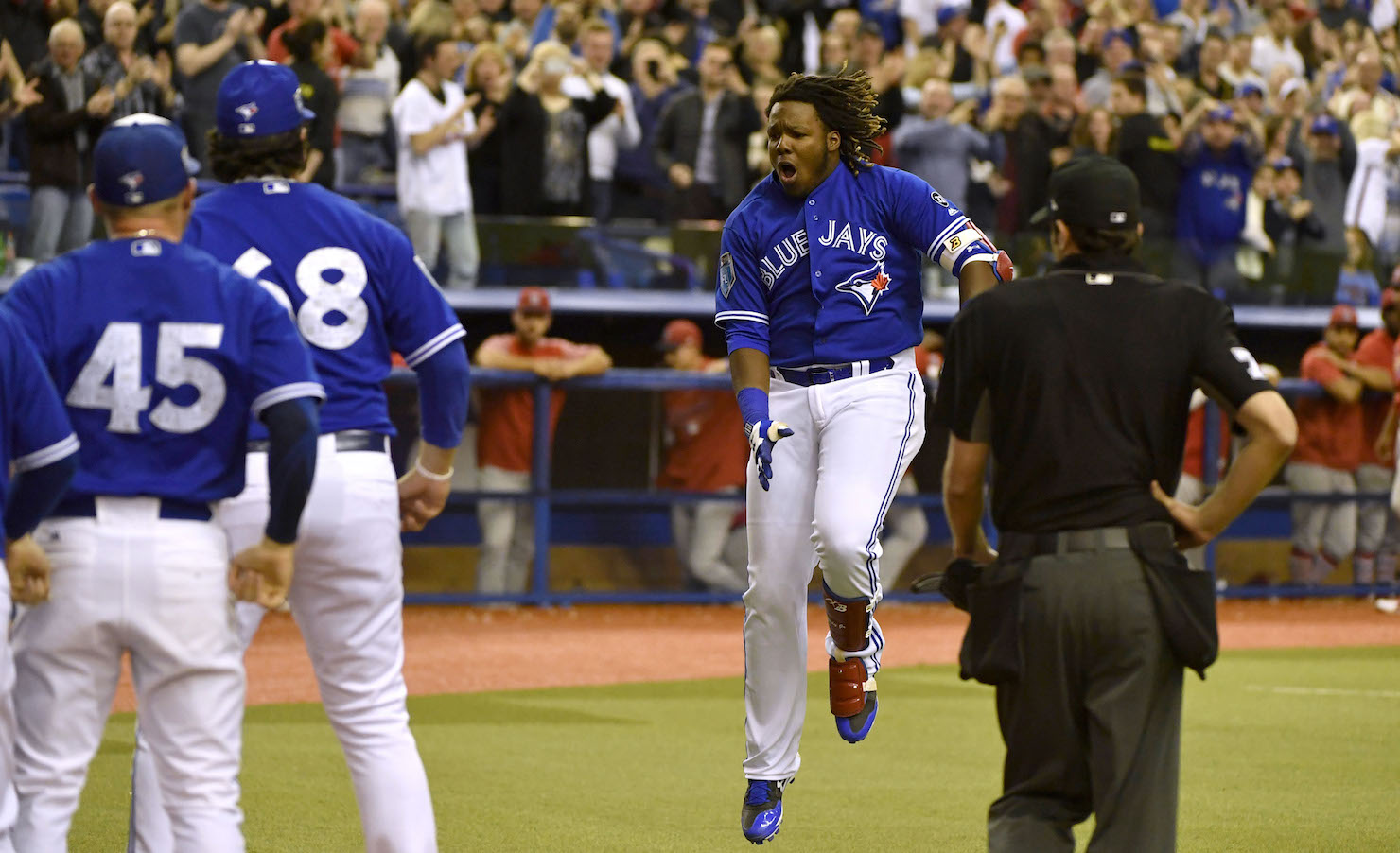 Wearing his dad's No. 27, Vladimir Guerrero Jr. received a hero's welcome  at Olympic Stadium