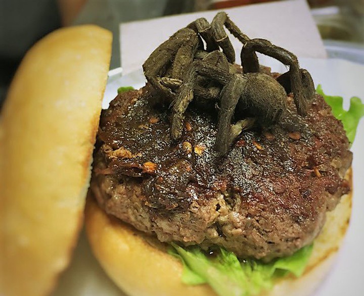 Si on m'avait dit qu'un jour je mangerais un burger à la mygale