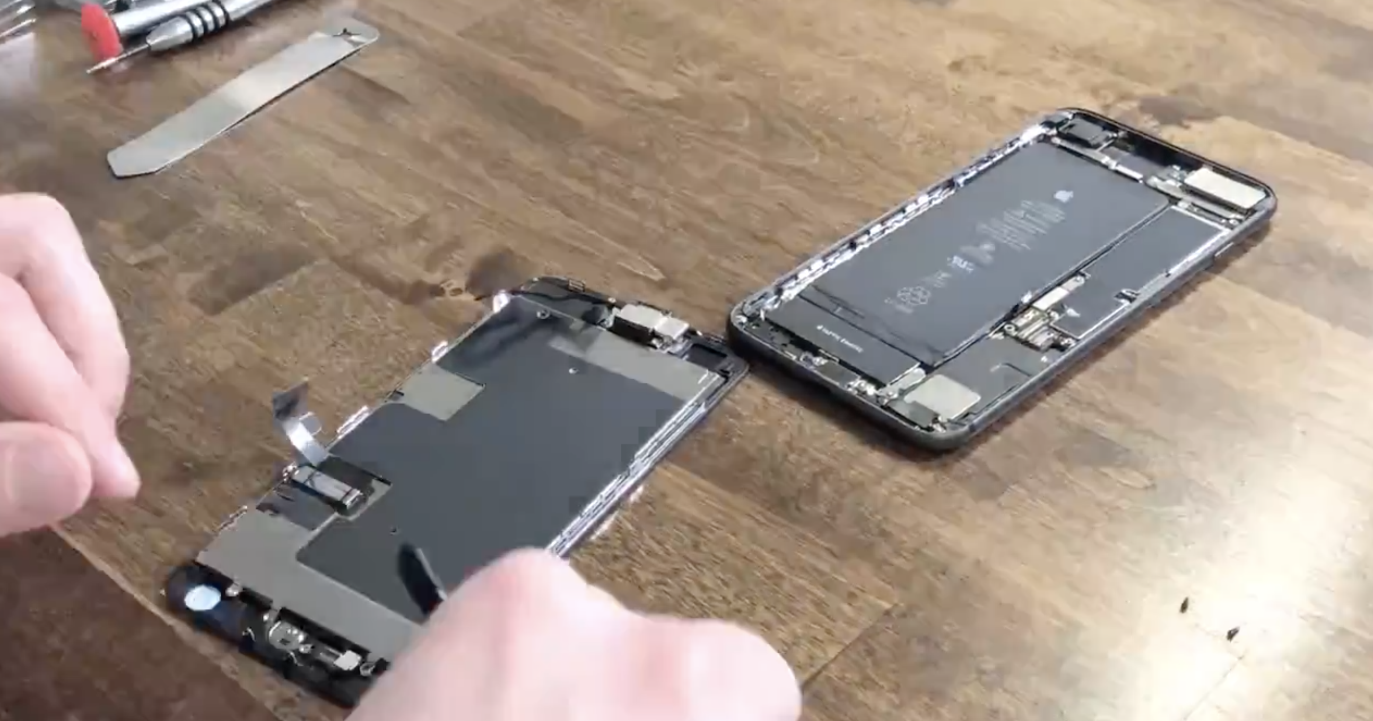 Watch a Repaired iPhone Suddenly Stop Working After it Gets an iOS Update