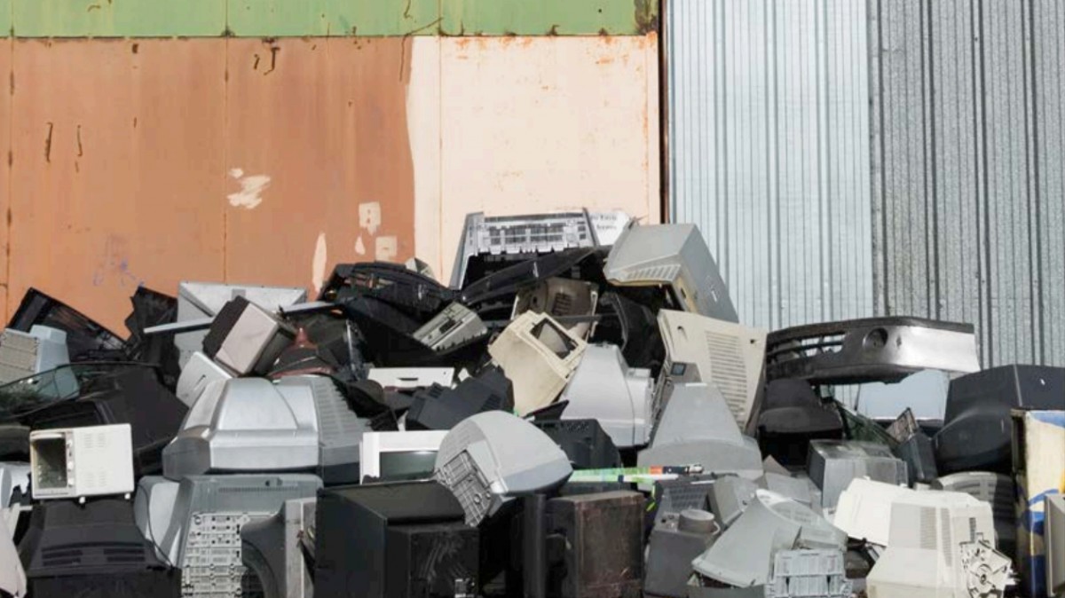Europe Is Smuggling its E-Waste to Nigeria Inside Used Cars