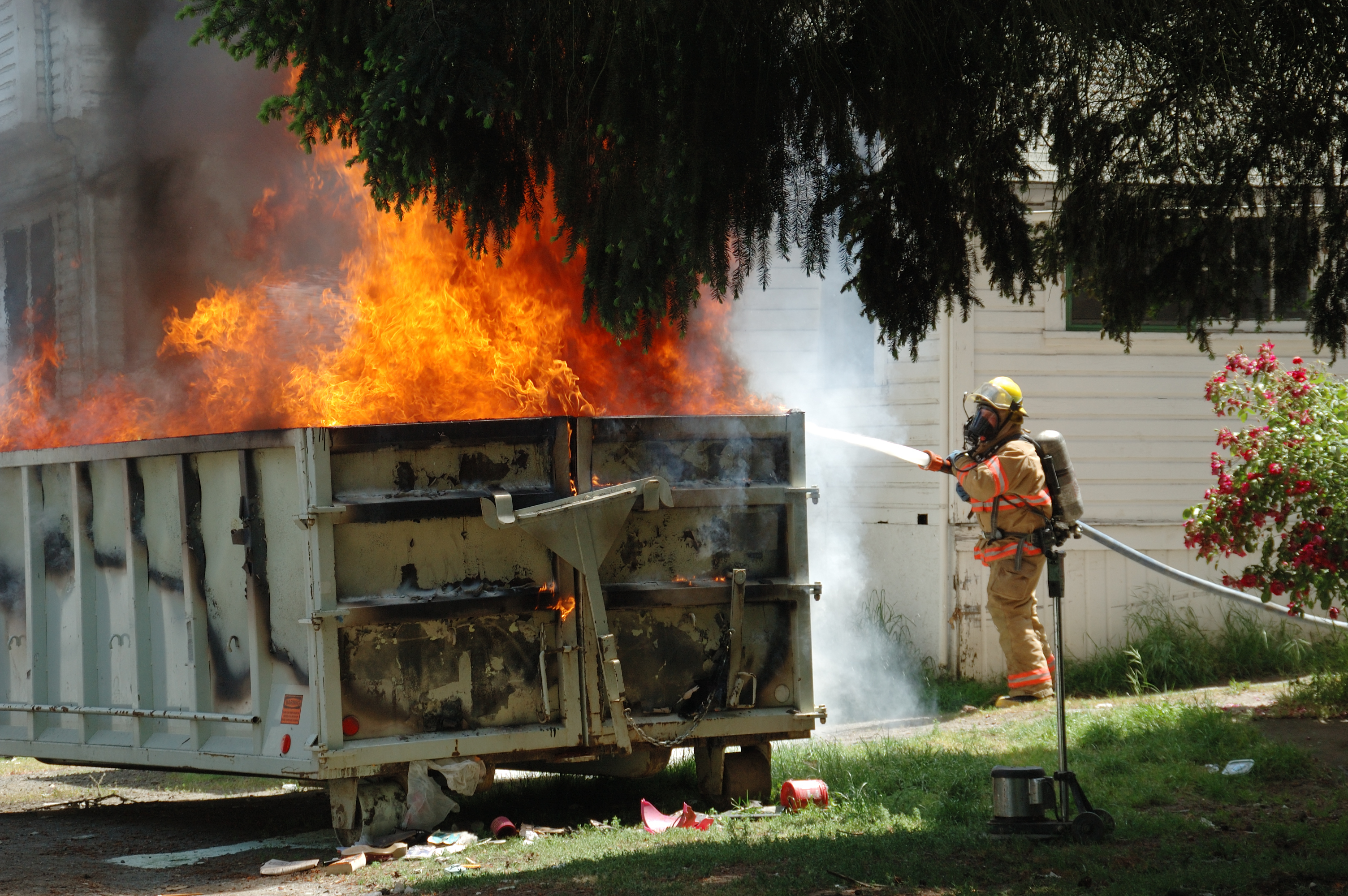 Covering fire. Dumpster Fire. Пожарный треш. Мусор пожар на прозрачном фоне картинки. On Fire Garbage can.