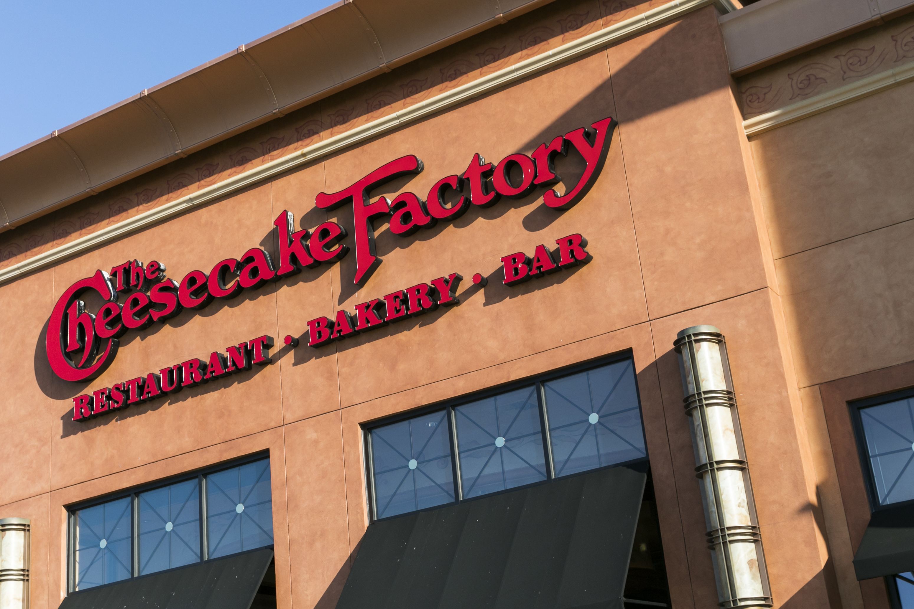 Conservatives Are Fuming Over Cheesecake Factory Staff Harassing A Guy ...