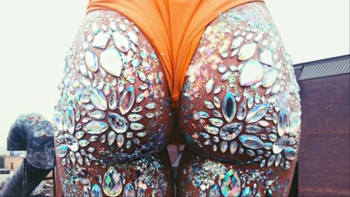 Revision Vil ikke spand People Can't Stop Taking Photos of Their Glittery Butts