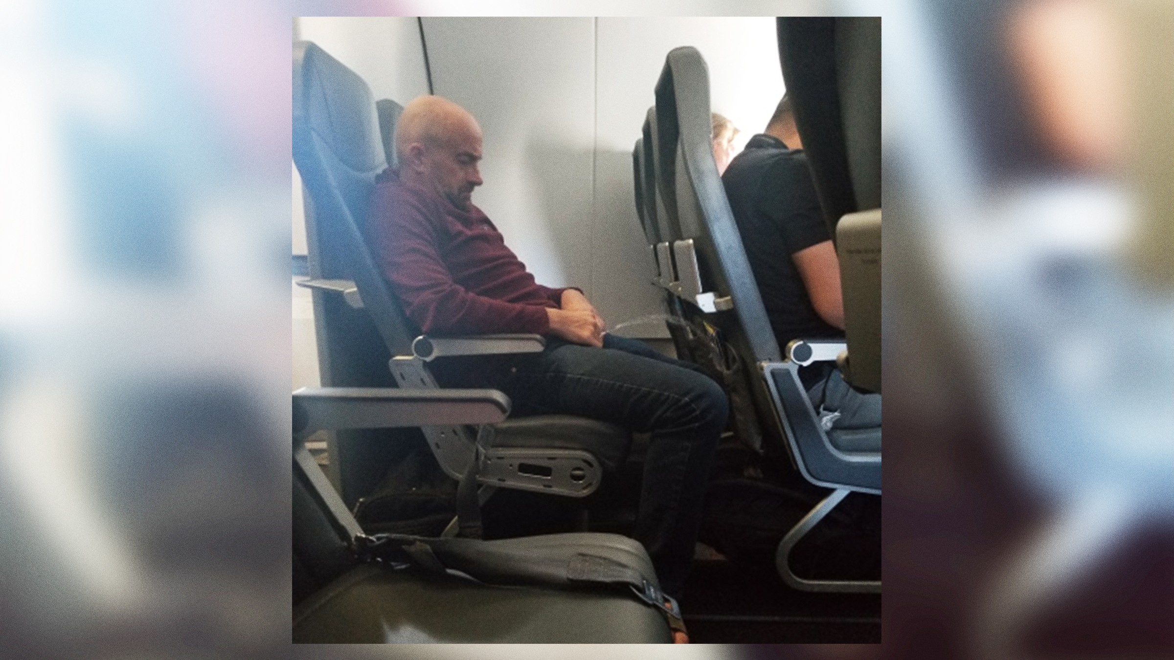 Um cara foi pego mijando no assento da frente dentro de um avião