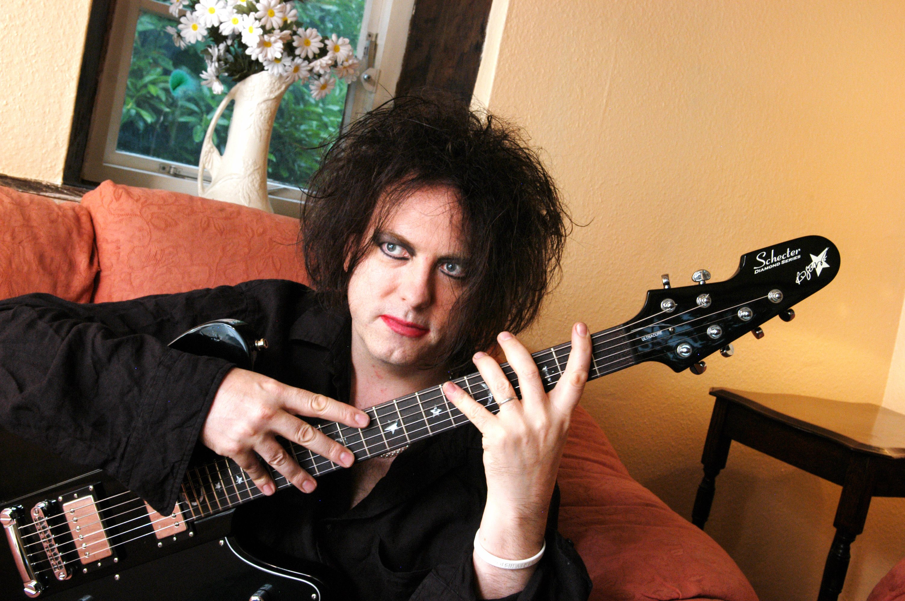 Cure's Robert Smith, Goth Royalty, Swears Yet Again That Not Goth