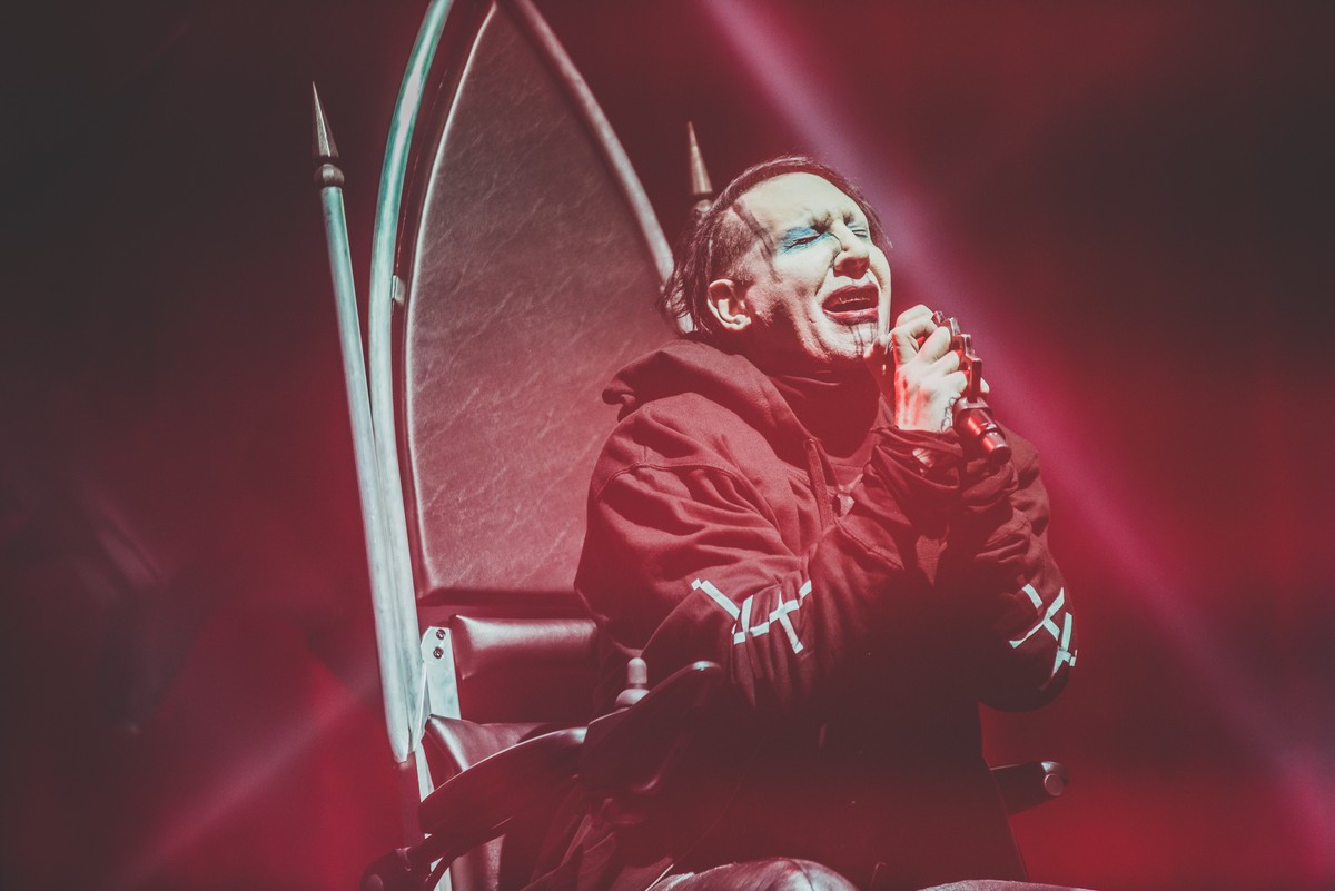 Watch Marilyn Manson Force A Fan to Remove an Avenged ...