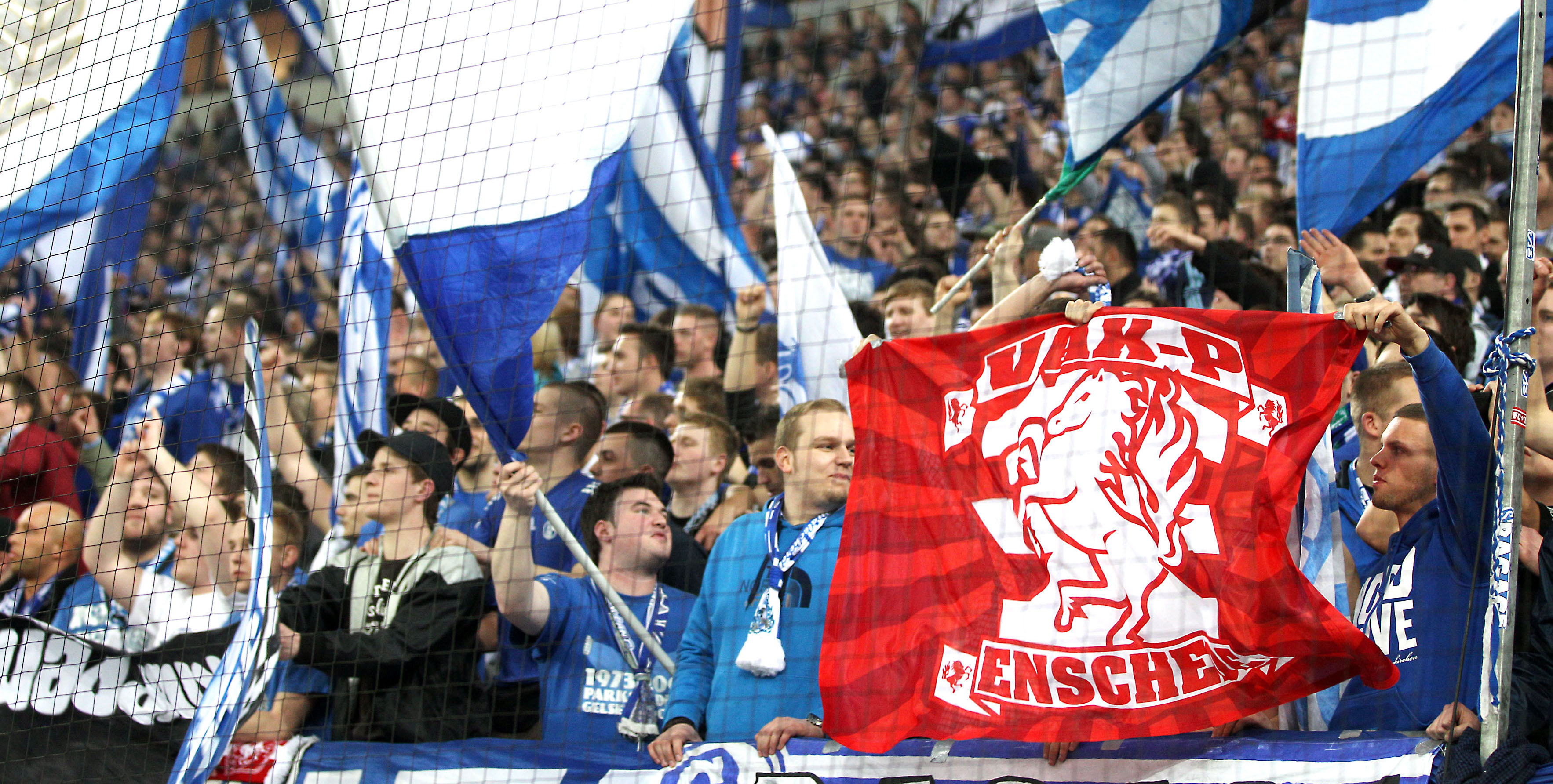 Hoe de fanatieke supporters van FC Twente en Schalke 04 beste maatjes werden Hoe de fanatieke supporters van FC Twente en Schalke 04 beste maatjes werden