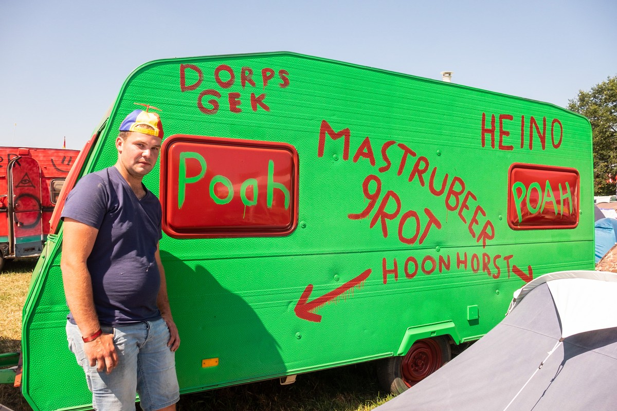 Koddige campers en volgekliederde caravans op de Zwarte ...