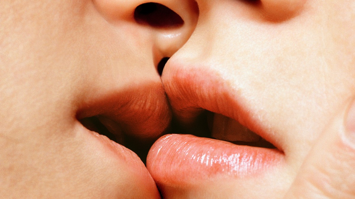 фото девушка целует парня в губы