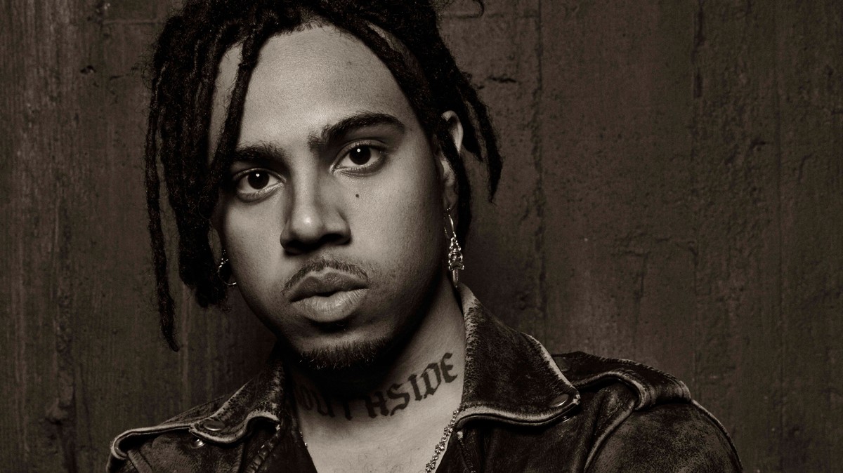 vic mensa handed out thousands of free sneakers in chicago.