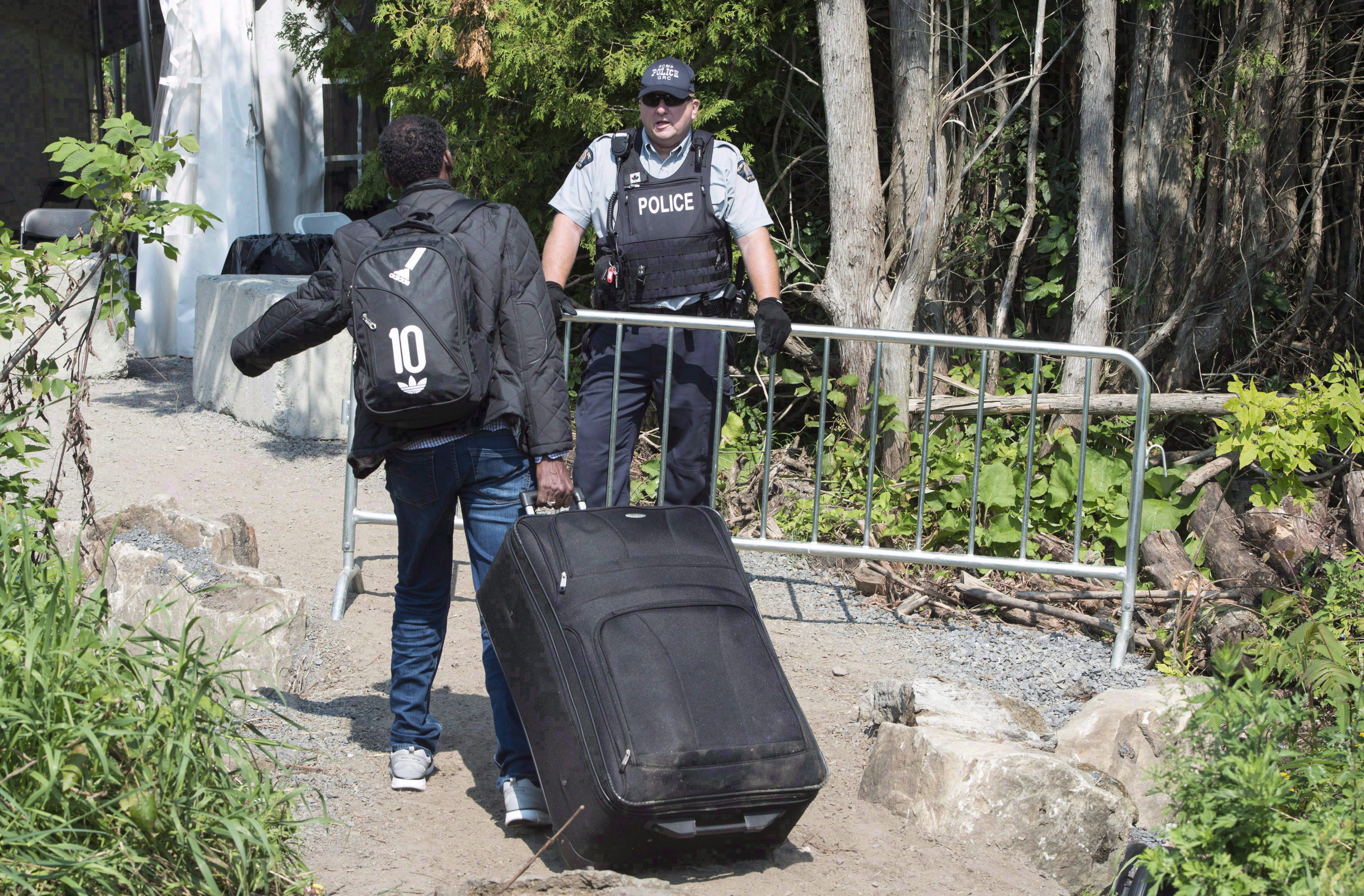 U.S. Border Guards Can't Block Asylum Seekers Heading To Canada - VICE