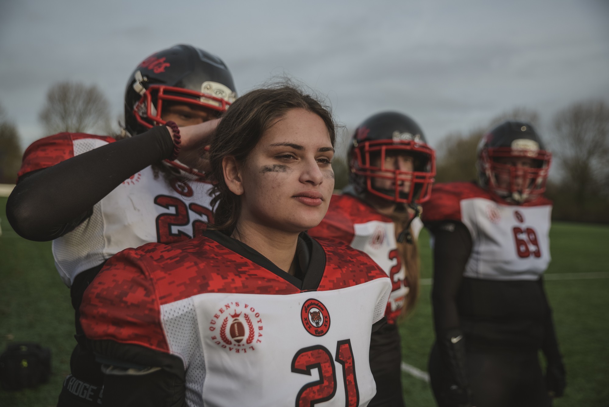 Brute foto's de American-footballwedstrijd tussen vrouwen in Nederland
