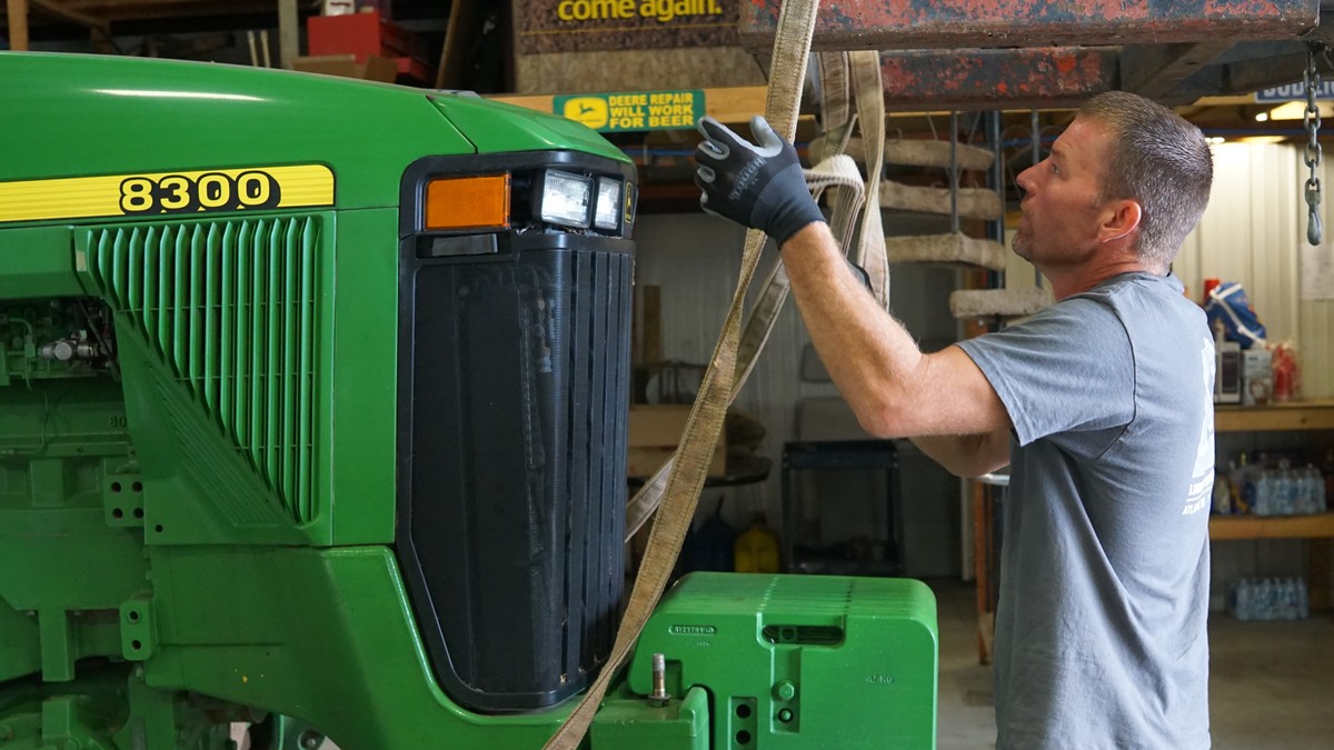 Farmer Lobbying Group Sells Out Farmers, Helps Enshrine John Deere's Tractor Repair Monopoly
