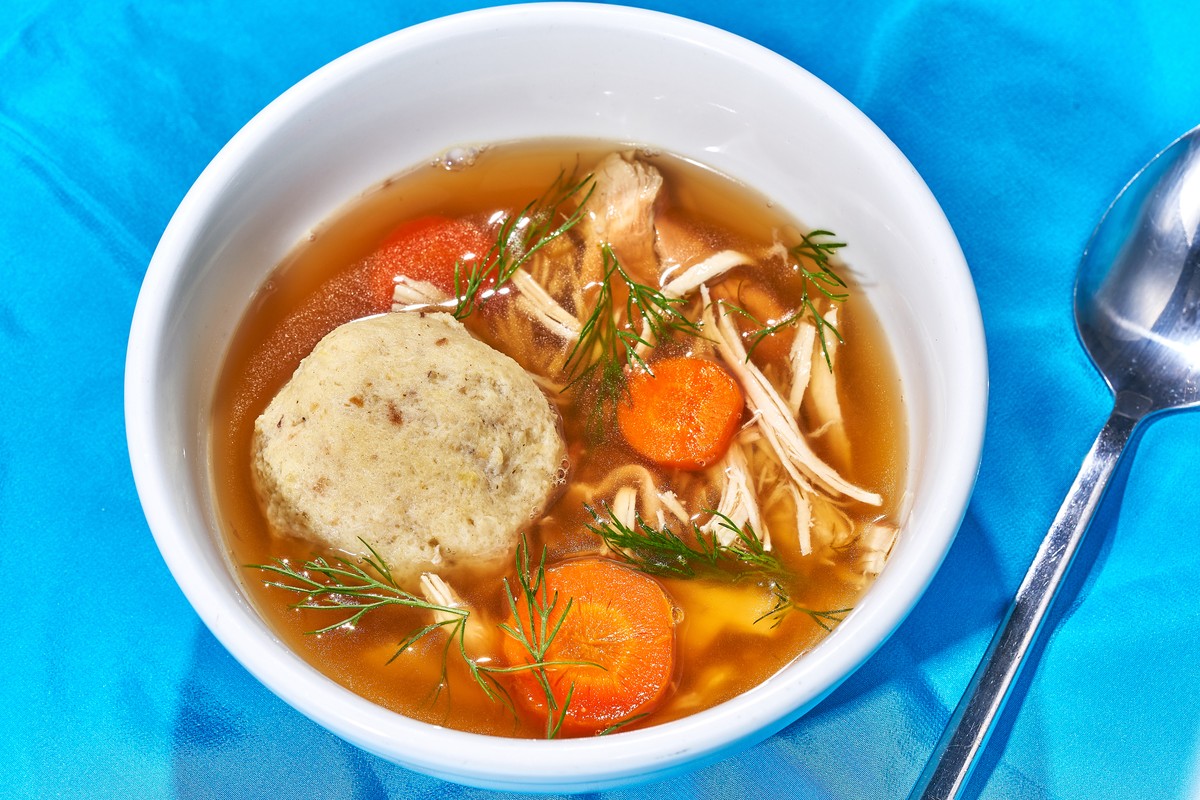 https://video-images.vice.com/articles/5ba80596456ac40007b7ad1b/lede/1538410654013-matzo-ball-soup-recipe.jpeg?crop=1xw:0.8433107756376887xh;center,center&resize=1200:*