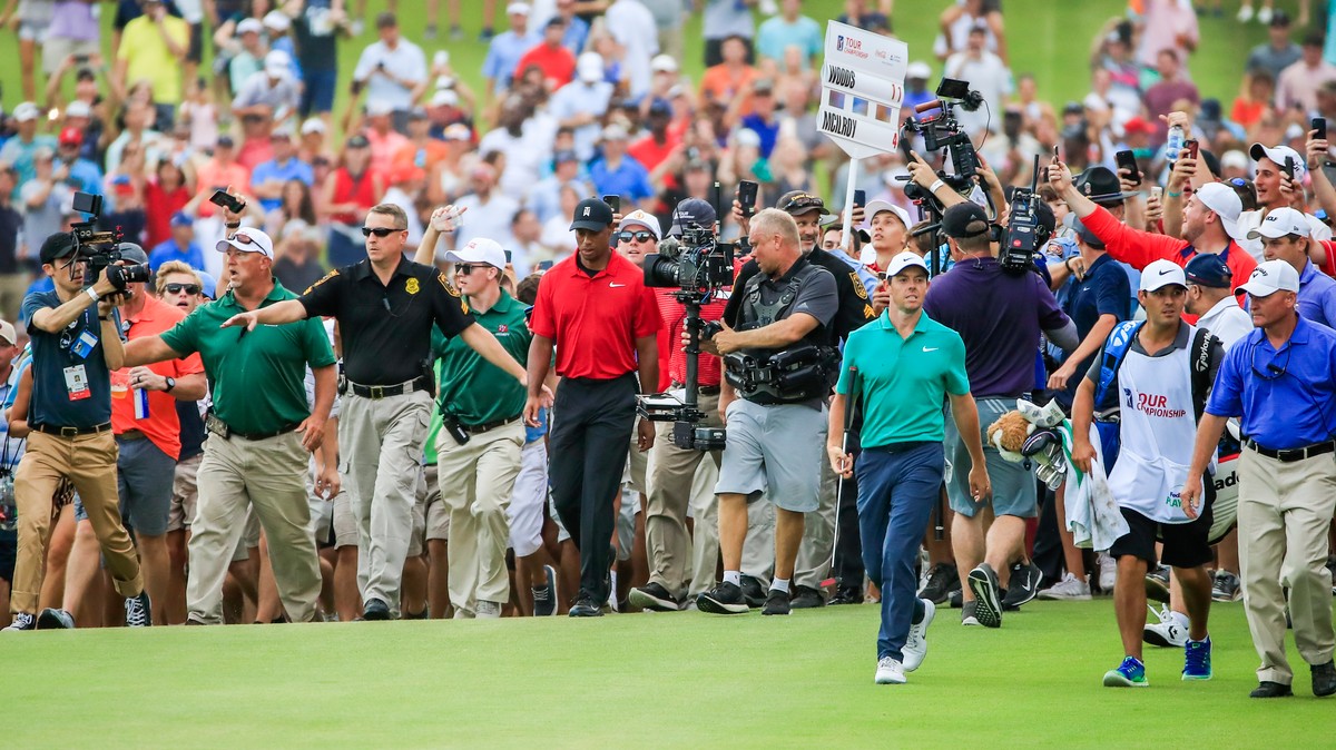 Tiger Woods Wins First Tournament Since 2013, Fans Go Nuts