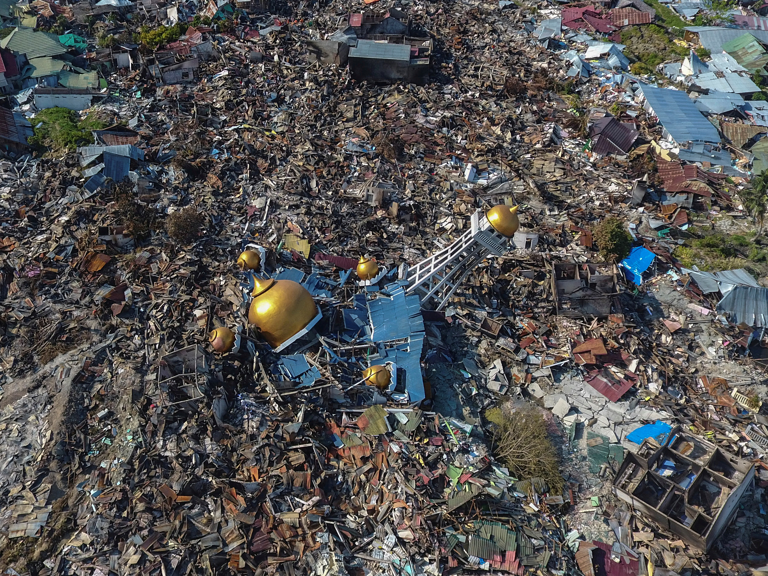 Photos Show Horrific Aftermath Of Indonesia’s Deadly Tsunami – VICE News