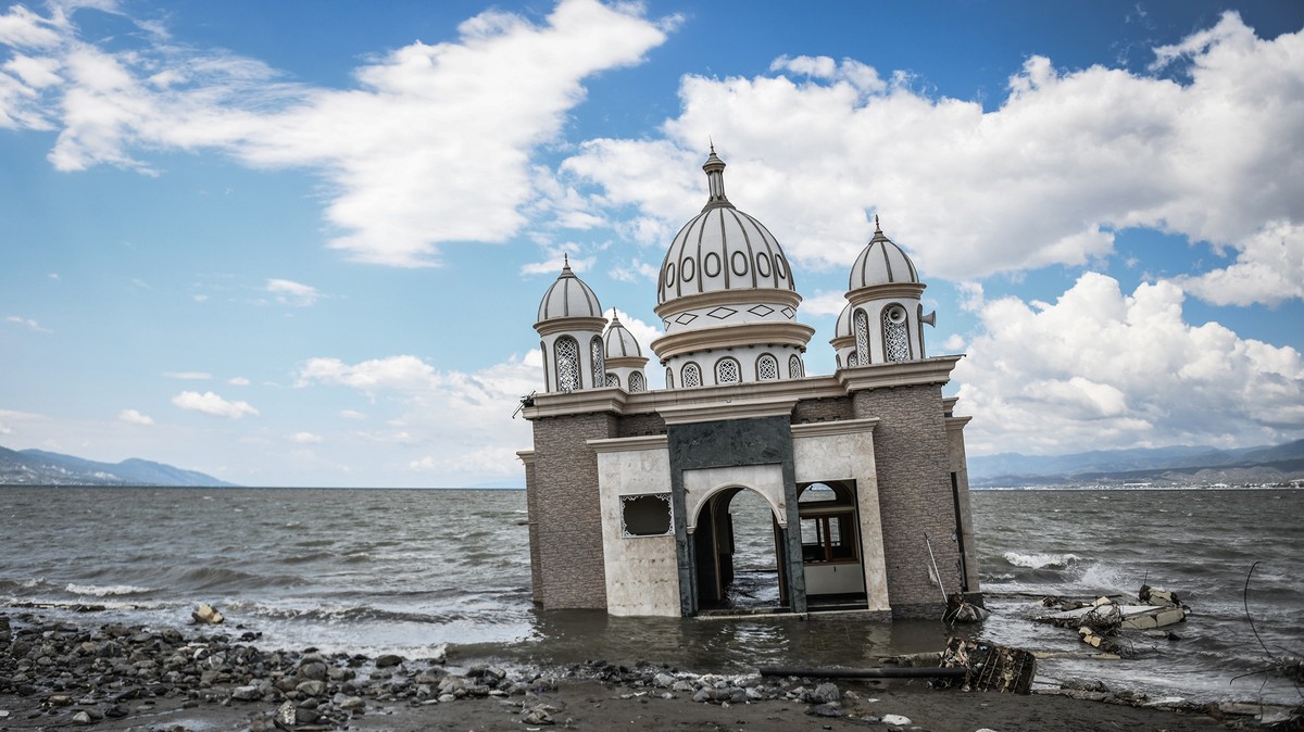 A look inside the search and rescue for Indonesia's tsunami survivors