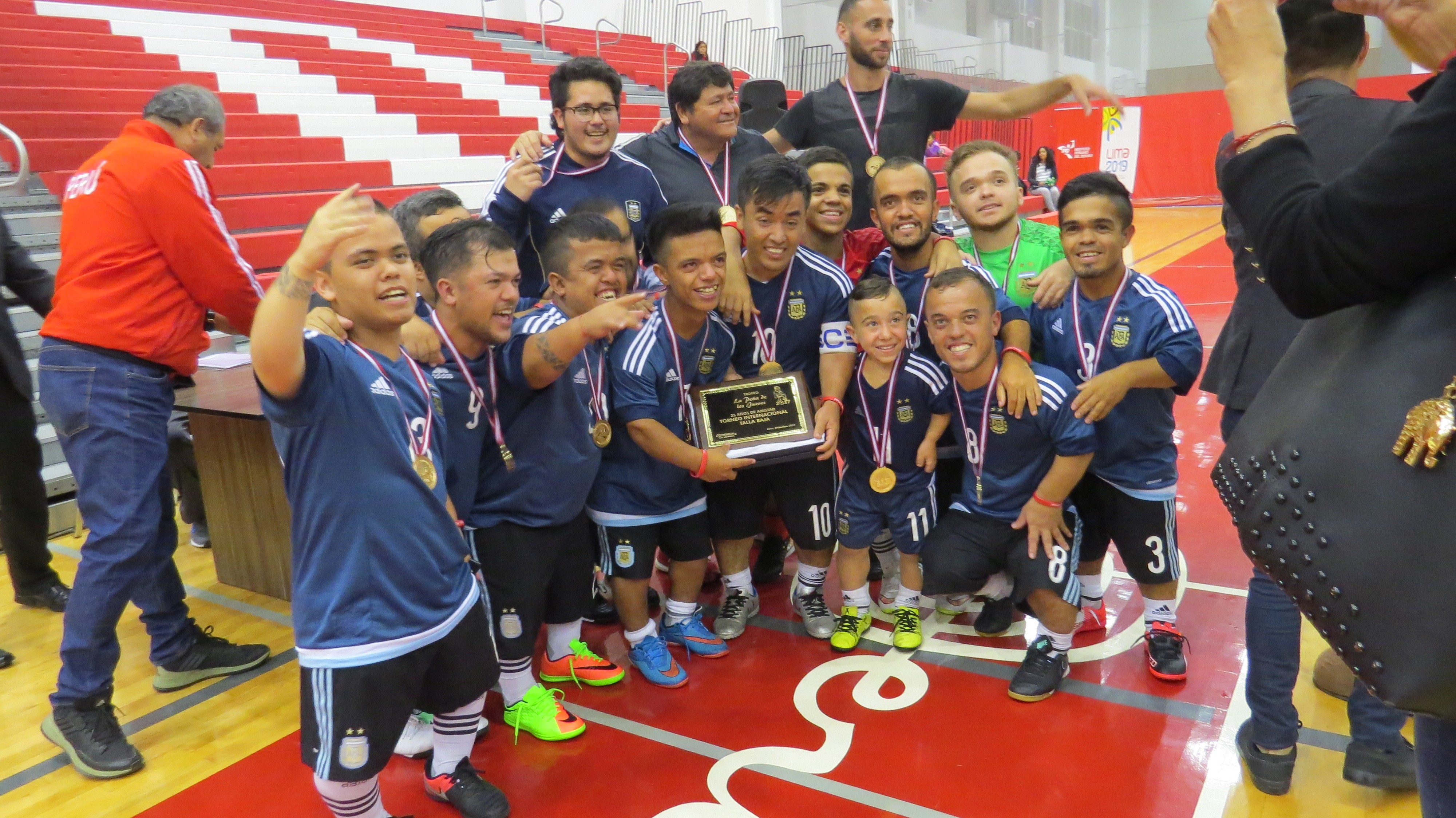 Este es el equipo de fútbol de enanos que sorprendió a Messi