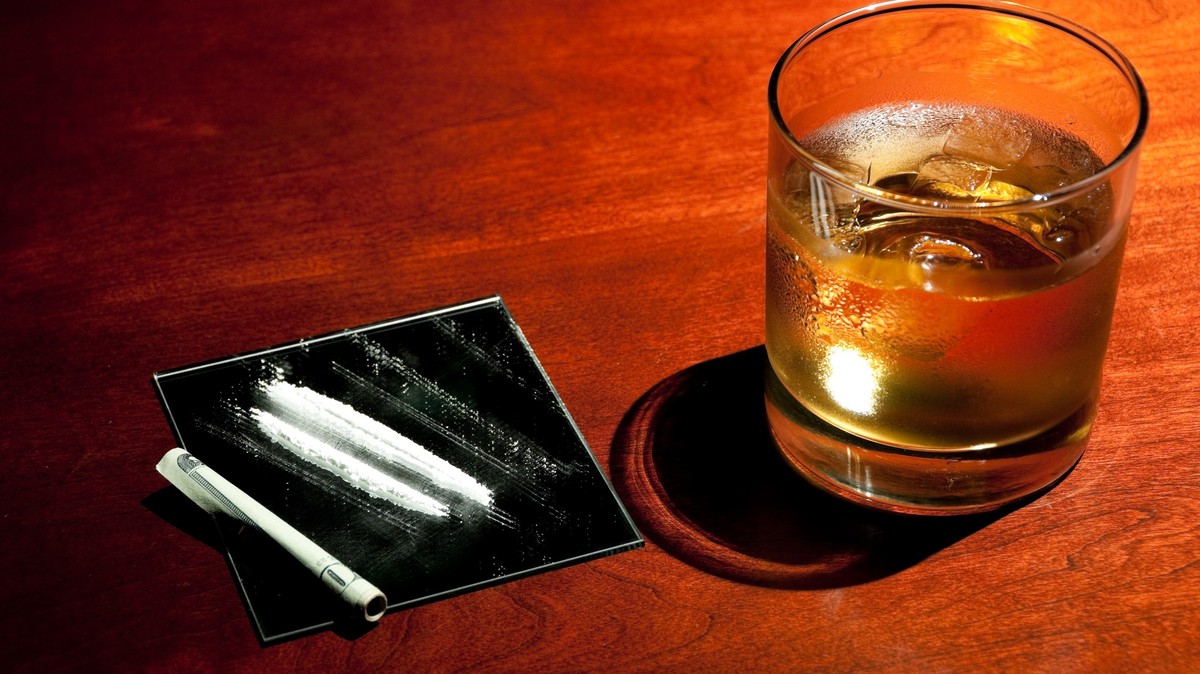 VICE Wat alcohol en cocaïne combineren doet met je lichaam VICE Wat alcohol en cocaïne combineren doet met je lichaam