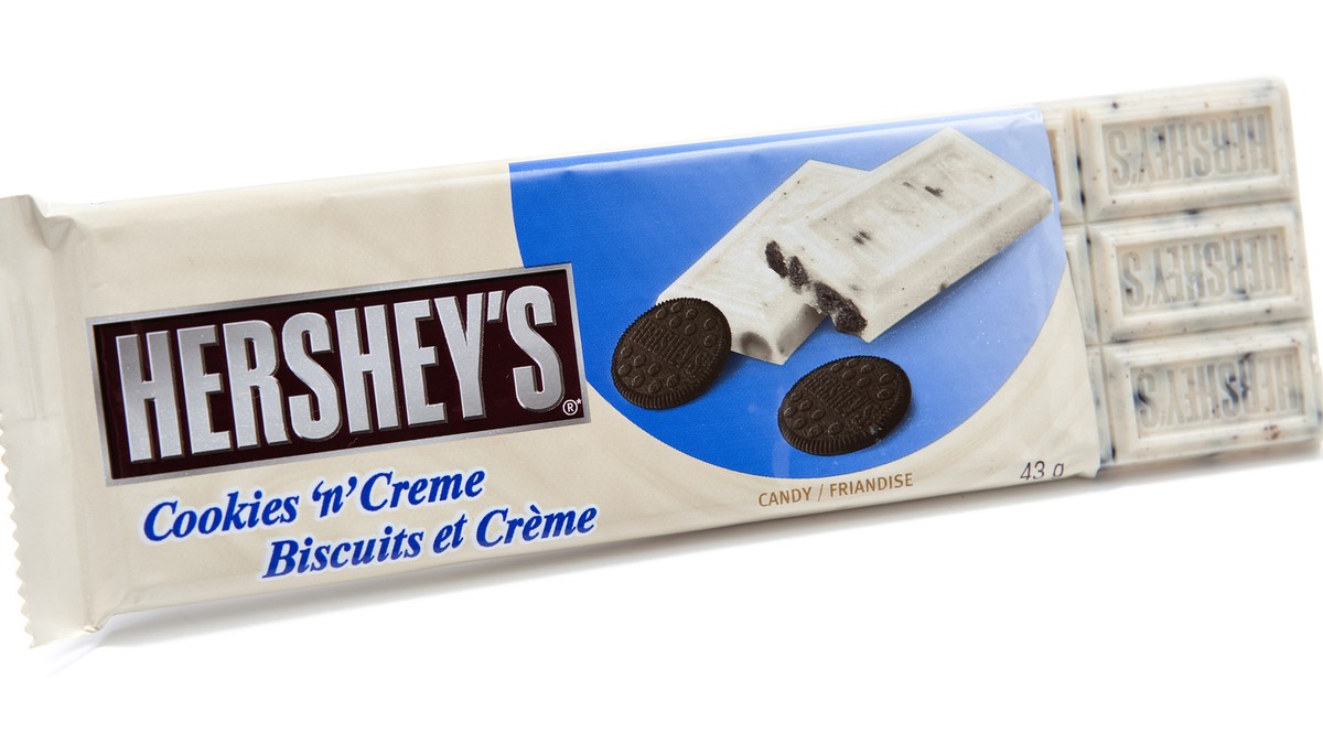 The Hersheys Cookies ‘n Cream Bar Is Severely Slept On