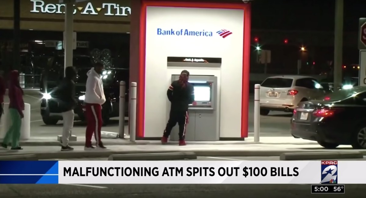 This Atm Started Spitting Out 100 Bills And People Lost Their Dang Minds Vice 3554