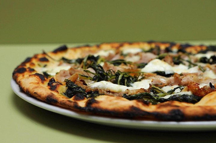 Cos'è la pizza scrocchiarella di Roma e come due ragazzi l'hanno fatta rinascere