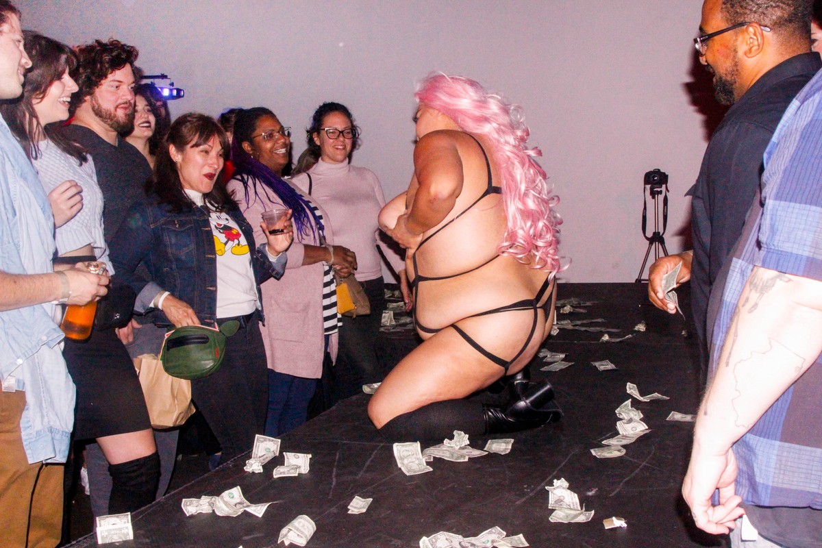 Dançar num show de strip-tease plus-size me ensinou a ser gorda e sexy