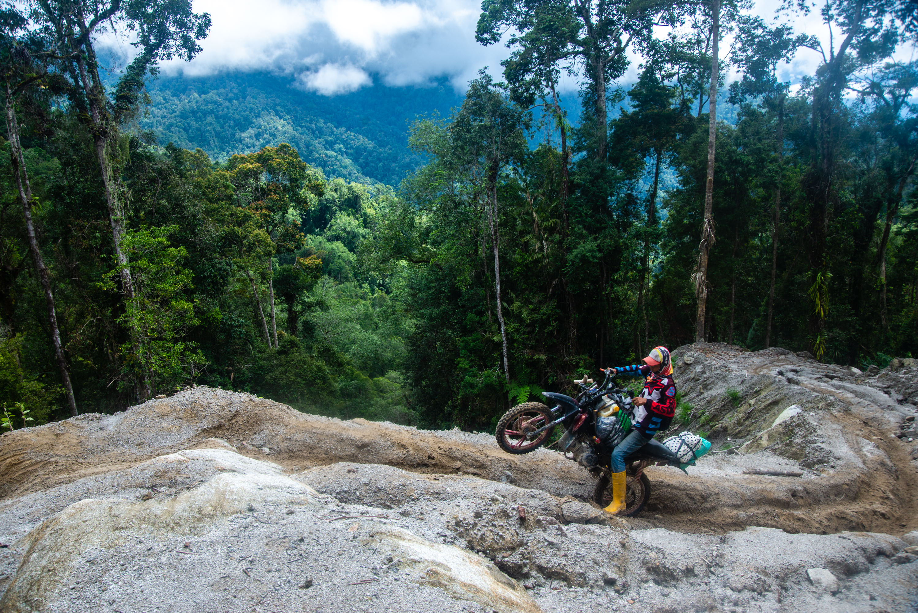 Mengikuti Ojek Ekstrem Bertaruh Nyawa Mendaki  Gunung  