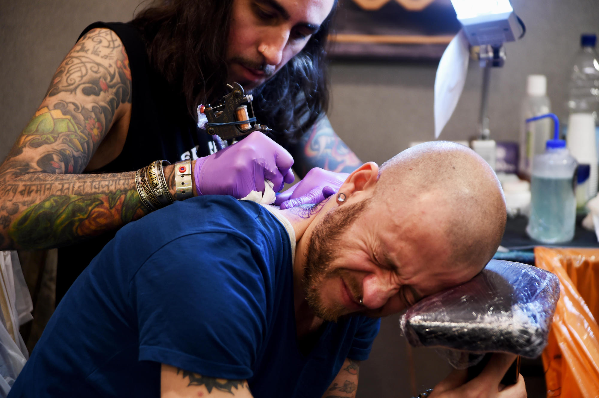 2 Tätowiererinnen erklären, wo Tattoos am meisten wehtun
