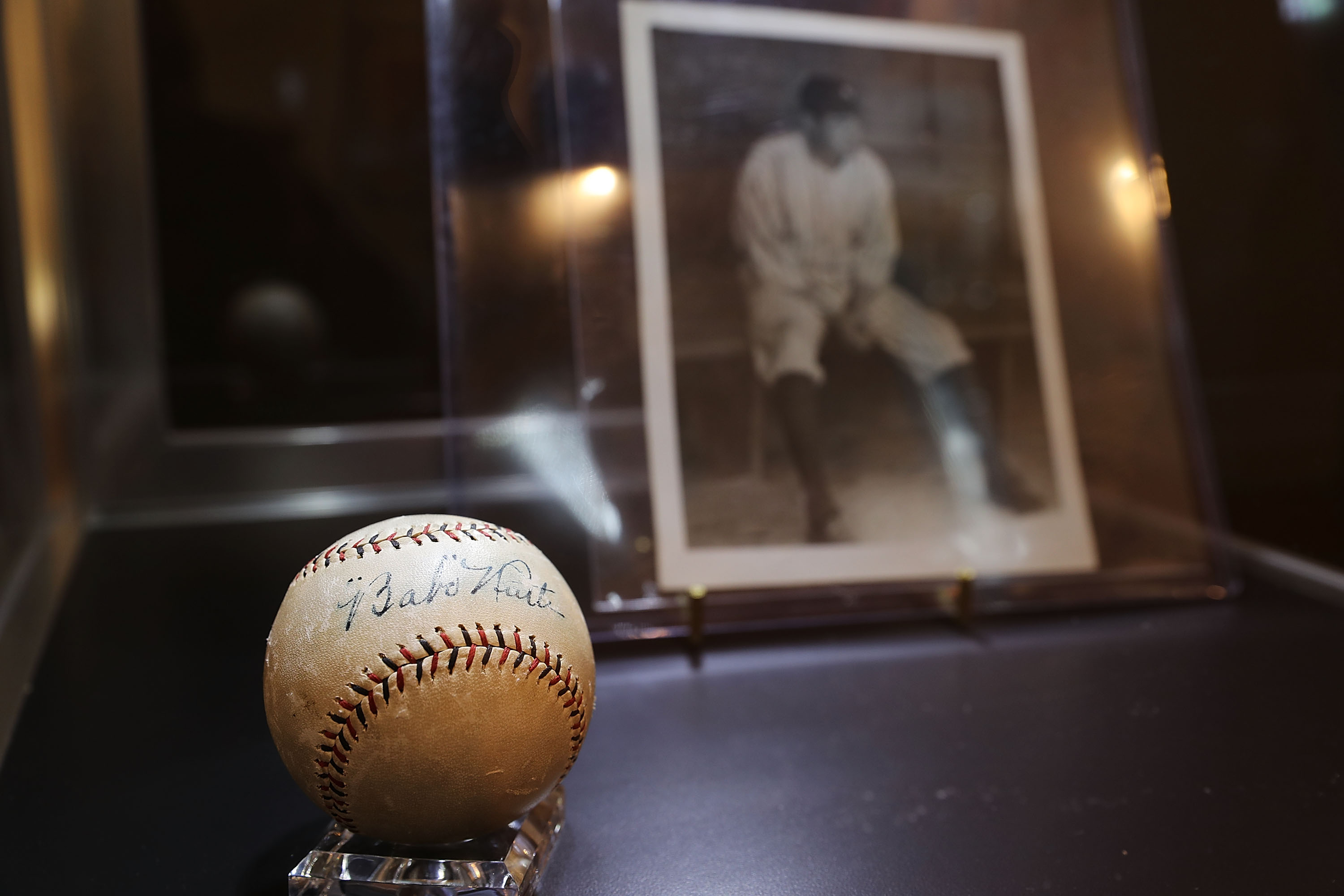 PD: Baseballs signed by Yogi Berra, Willie Mays, Babe Ruth stolen from  Scottsdale restaurant