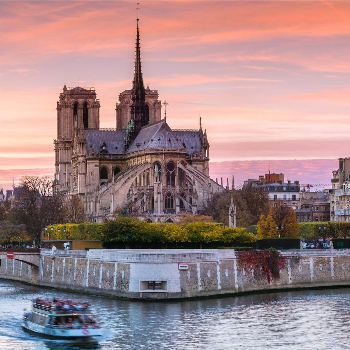 LVMH donará millones de euros para Notre Dame - i-D