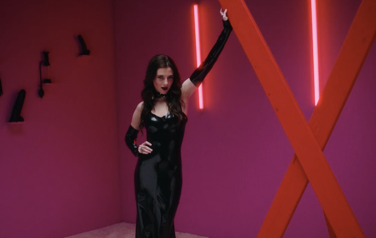 A Dominatrix Reviews ‘bonding Netflixs Show About A Dominatrix Vice